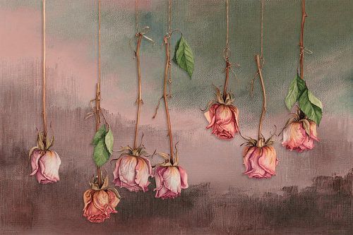 Nature morte rêveuse et romantique avec des roses fanées