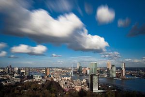 Nuages au-dessus de la ville de Maas