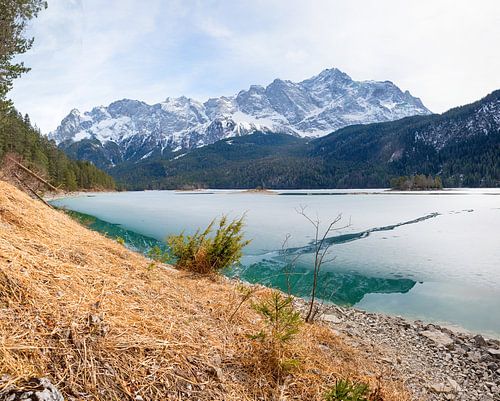 bevroren Eibsee met uitzicht op de Zugspitze