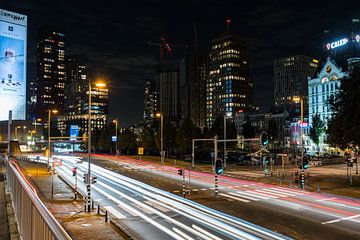 Avond foto van de skylines van Rotterdam in Nederland, in de nacht. van Norbert Versteeg