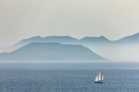 Zeilen naar een mistig Fuerteventura