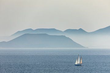 Zeilen naar een mistig Fuerteventura van Pascale Dumoulein