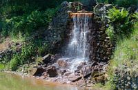 Kleine kunstmatige waterval