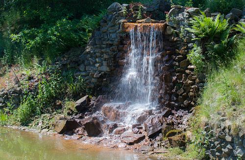 Kleine kunstmatige waterval
