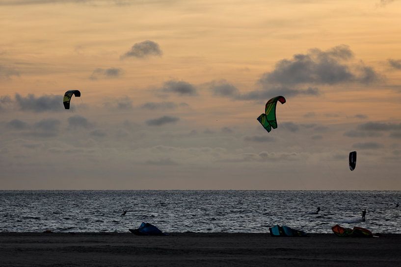Kitesurfers bij zonsondergang van Miranda van Hulst