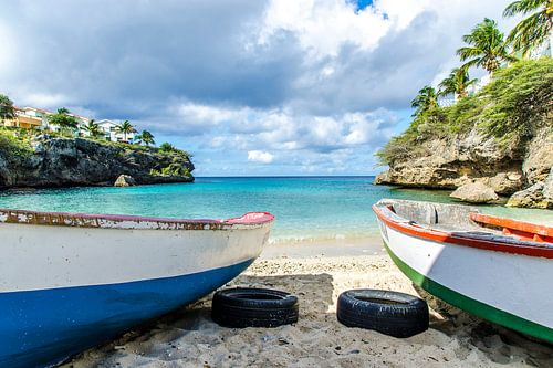 Vissersbootjes bij Lagun, Curacao van Joke Van Eeghem
