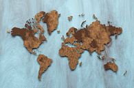 Zwevende bruine wereldkaart op blauw van Arjen Roos thumbnail