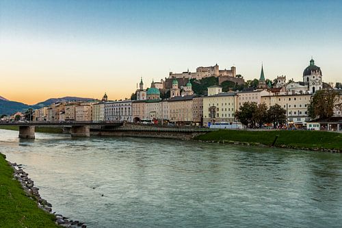 Zicht op Salzburg vanop de oever langs Salzach