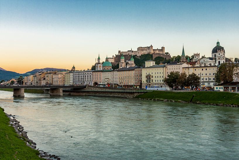 Blick vom Ufer entlang der Salzach auf Salzburg von Easycopters