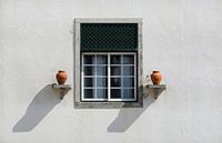 Mur blanc avec fenêtre par une journée ensoleillée