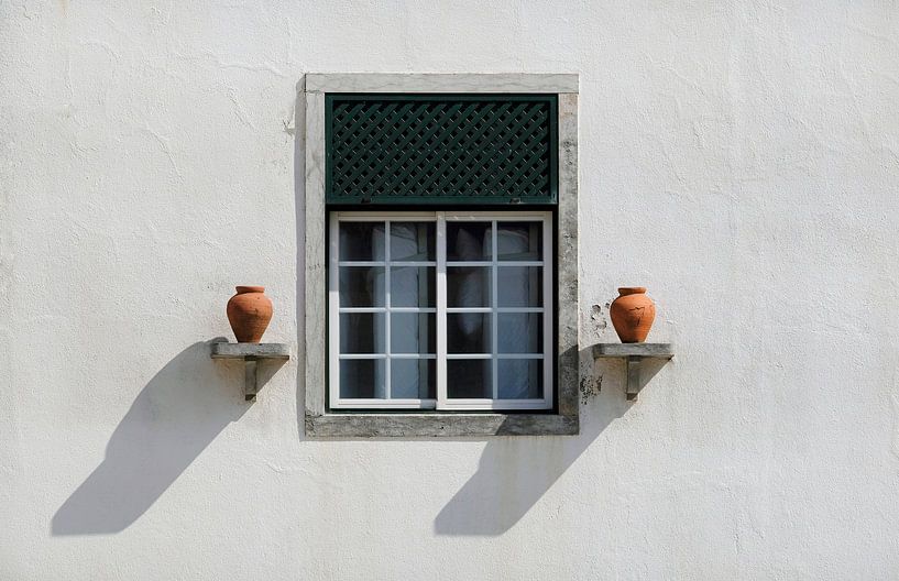 Weiße Wand mit Fenster an einem sonnigen Tag von Lensw0rld
