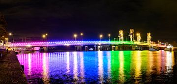 Kampen stadsbrug verlicht in regenboogkleuren