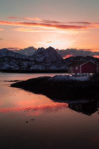 Sonnenuntergang über den norwegischen Bergen von Ken Costers