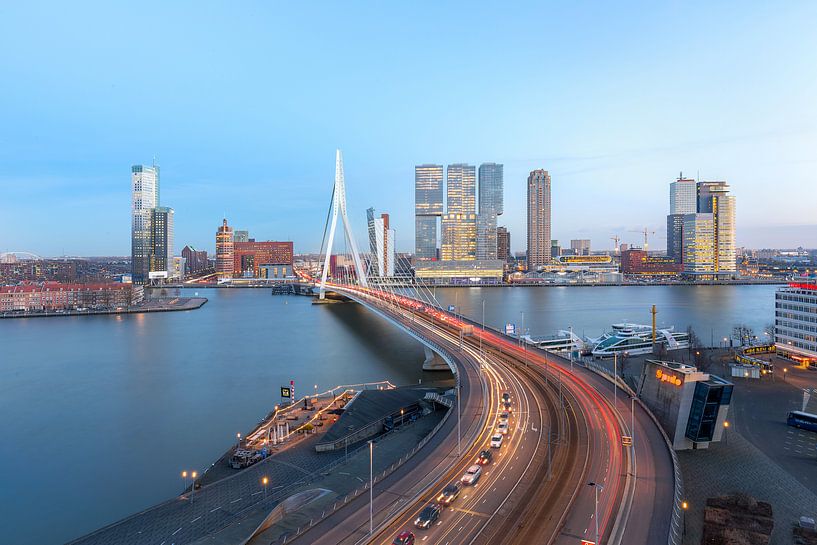 Erasmusbrug met skyline Rotterdam van Prachtig Rotterdam