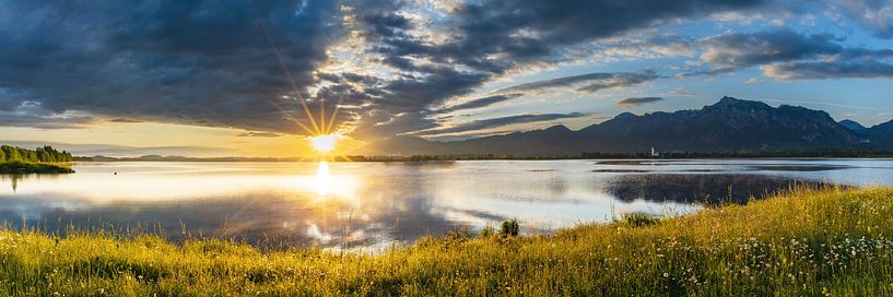 Zonsopgang bij Forggensee, Ostallgäu, Allgäu van Walter G. Allgöwer