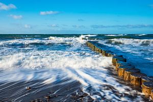 Buhnen an der Küste der Ostsee an einem stürmischen Tag