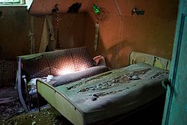 Vergeten slaapkamer in verlaten urbex boerderij. van csurbex.exploring