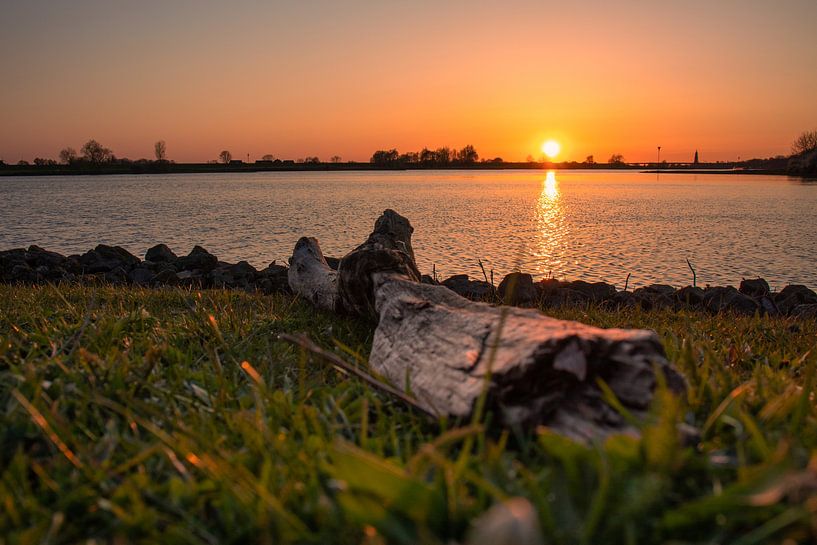Sunset by the Rhine in Wageningen by Rick van de Kraats