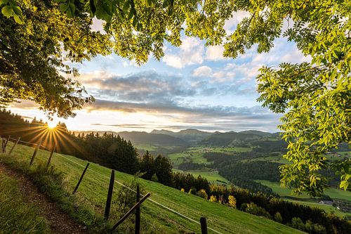 Zonsopgang in Kapf bij Oberstaufen met uitzicht op Steibis en de Hochgrat op het Nagelfluh-gebergte in de Allgäu