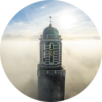 Peperbuskerktoren in Zwolle boven de mist van Sjoerd van der Wal Fotografie