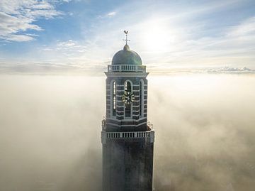 Peperbuskerktoren in Zwolle boven de mist van Sjoerd van der Wal Fotografie