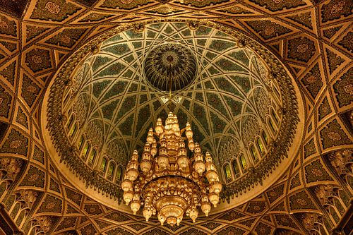 lustre dans la grande mosquée du sultan Qaboos à Mascate
