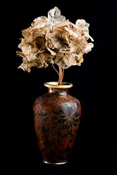 Getrocknete Blumen in einer braunen Vase