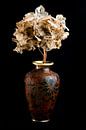 Fleurs séchées dans un vase brun par Atelier Liesjes Aperçu