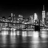 Night Skyline MANHATTAN Pont de Brooklyn n/b par Melanie Viola