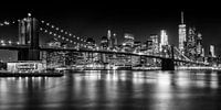 Nacht Skyline MANHATTAN Brooklyn Bridge monochroom van Melanie Viola thumbnail