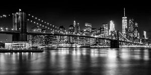 Nacht Skyline MANHATTAN Brooklyn Bridge monochroom van Melanie Viola