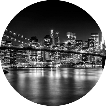 Nacht Skyline MANHATTAN Brooklyn Bridge monochroom van Melanie Viola