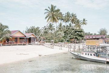 Tropsich strand met palmbomen in Indonesië