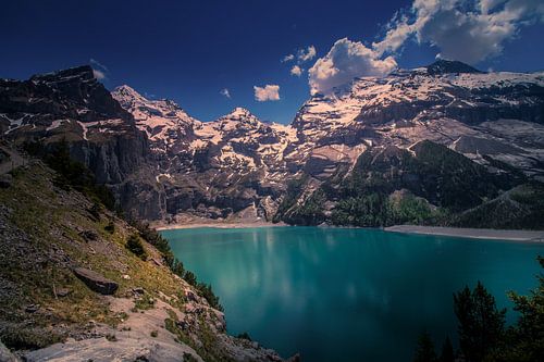 Blauw meer in het Zwitserse paradijs