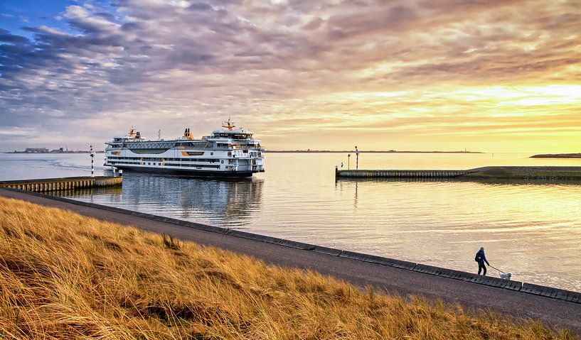 Fähre und Sonnenuntergang auf Texel / Fähre und Sonnenuntergang auf Texel von Justin Sinner Pictures ( Fotograaf op Texel)