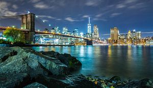 The Brooklyn Bridge + Skyline (Night) van Fabian Bosman