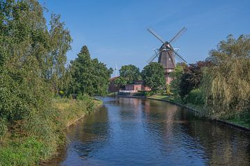 Windmolen op Knockster Tief in Hinte,Oost-Friesland,Duitsland van Peter Eckert