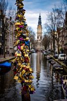 Ewige Liebe und Boot am Amsterdam-Kanal in den Niederlanden