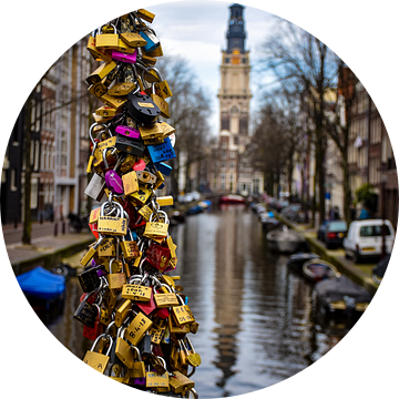 Liefdesslot vereeuwigd bij Amsterdamse gracht in Nederland van Dorus Marchal