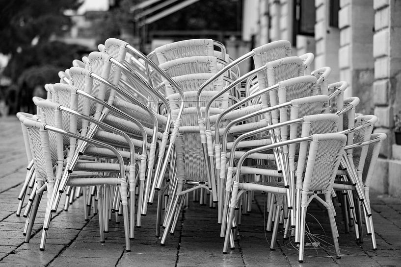 Weisse Stühle von Andreas Müller