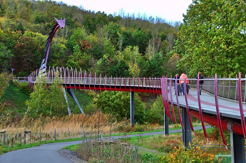 Piétons sur le pont du Dragon par Edgar Schermaul