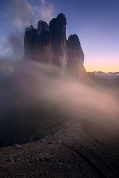 Tre Cime di Lavaredo ook wel Drei Zinnen genoemd net na zonsondergang.