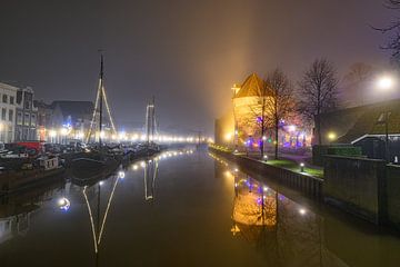 Zwolle Thorbeckegracht tijdens een mistige winteravond