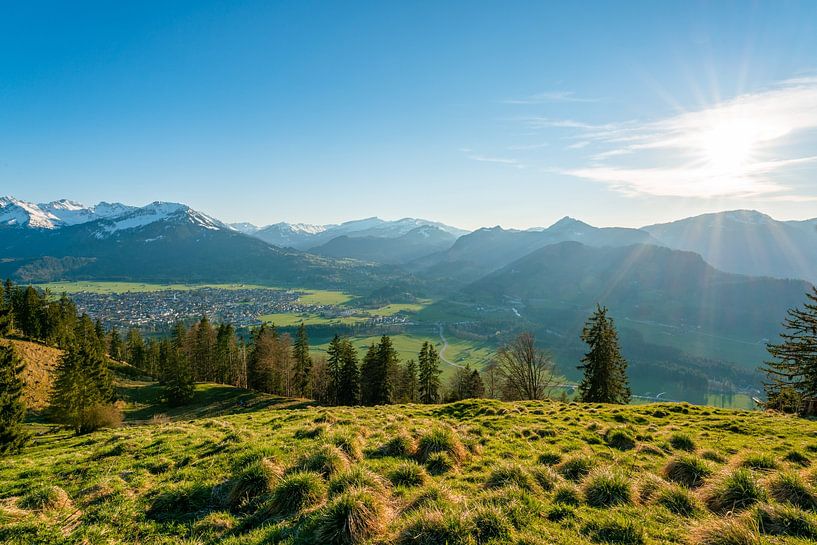 Laatste zonnestralen boven Oberstdorf van Leo Schindzielorz