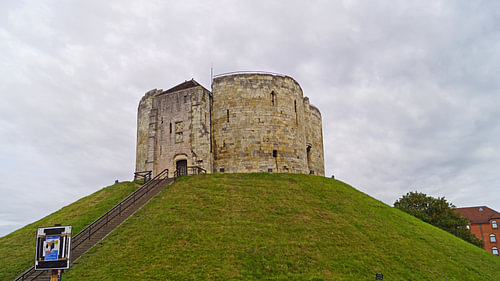 Clifford's Tower / York Castle is een ruïne van een kasteel in de Noord-Engelse stad York.