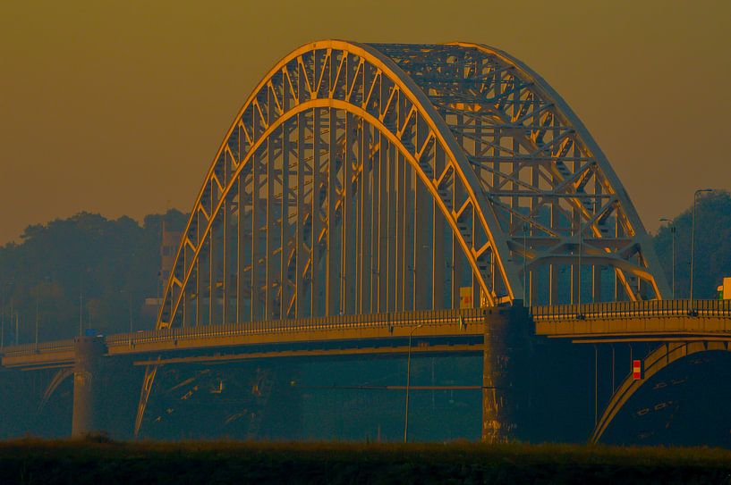 Waalbrug Nijmegen tijdens het ochtendgloren van Patrick Verhoef