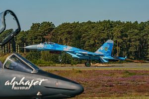 Landung! Bremsschirm entfaltet sich! Sukhoi SU-27 der ukrainischen Luftwaffe landet auf der Landebah