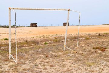 Voetbalveld met verweerd doel aan de Atlantische kust van Studio LE-gals