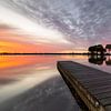 Jetée du lac Dirkshorn sous une impressionnante couverture nuageuse lors d'un lever de soleil rouge sur Bram Lubbers