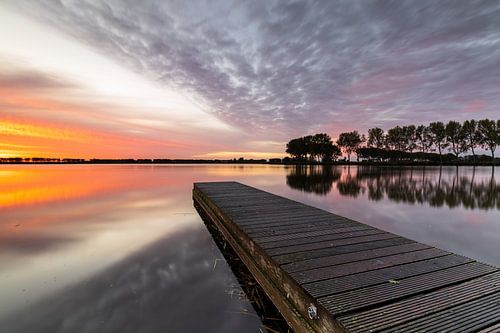 Steiger in het meer van Dirkshorn onder een indrukwekkende wolkenlucht tijdens rode zonsopkomst van Bram Lubbers